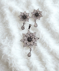 Alternative view of Flower Necklace Set